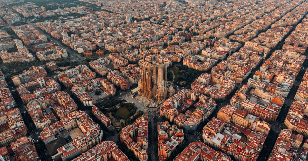 Crear página web en Barcelona (2026): Agencias, precios y alternativa IA