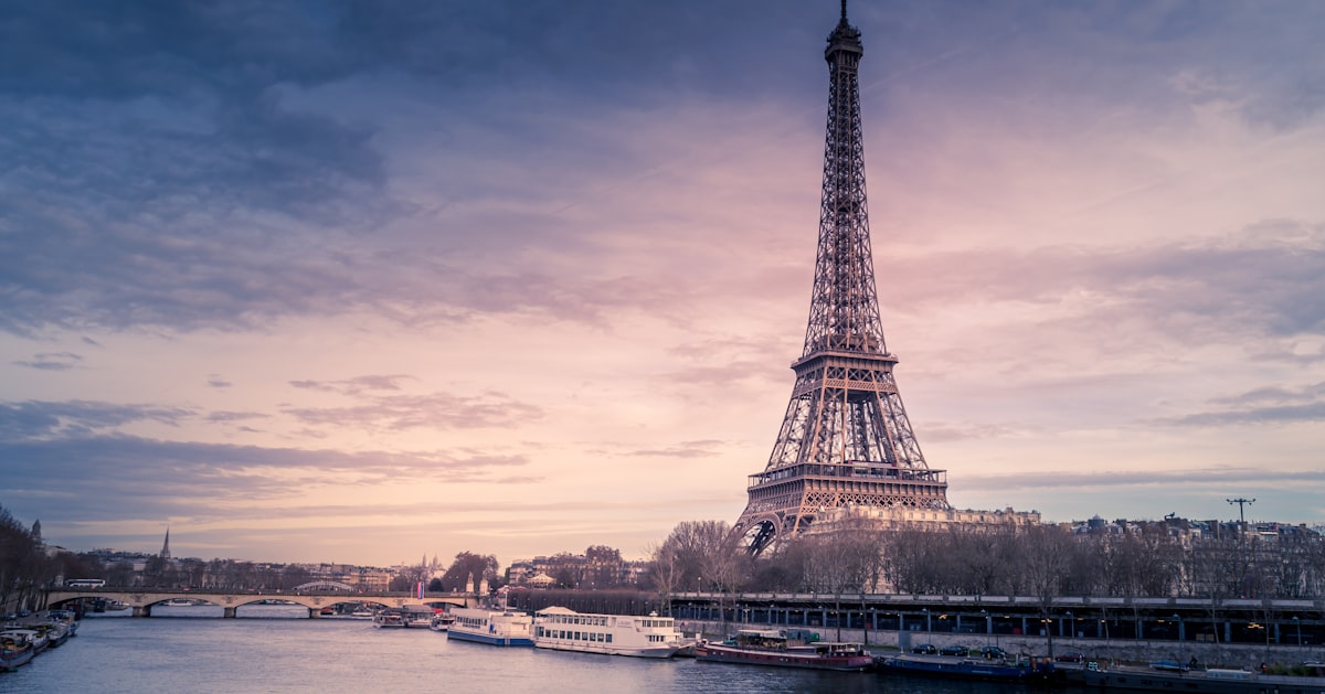Créer un site internet à Paris : coûts et alternatives 2026